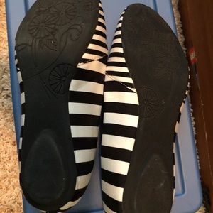Steve Madden Black and White Flats size 8